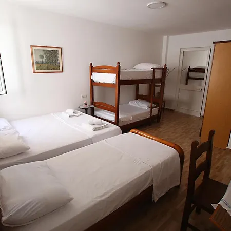 Hyseni Guest house *